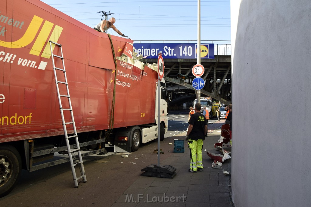 LKW blieb unter Bruecke haengen Koeln Deutz Opladenerstr Deutz Muelheimerstr P127.JPG - Miklos Laubert